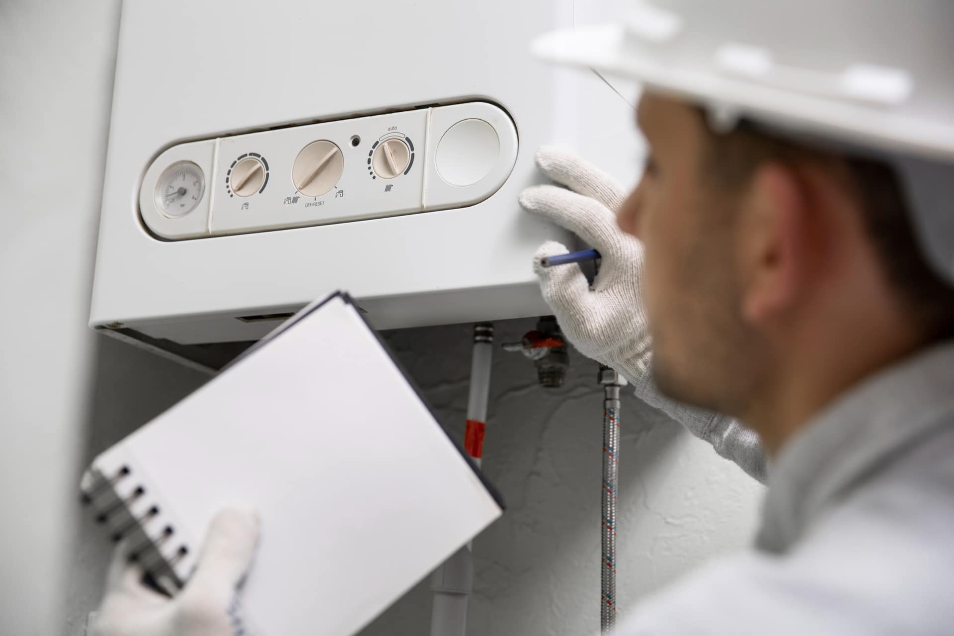 Técnico certificado realizando mantenimiento de calentador a gas