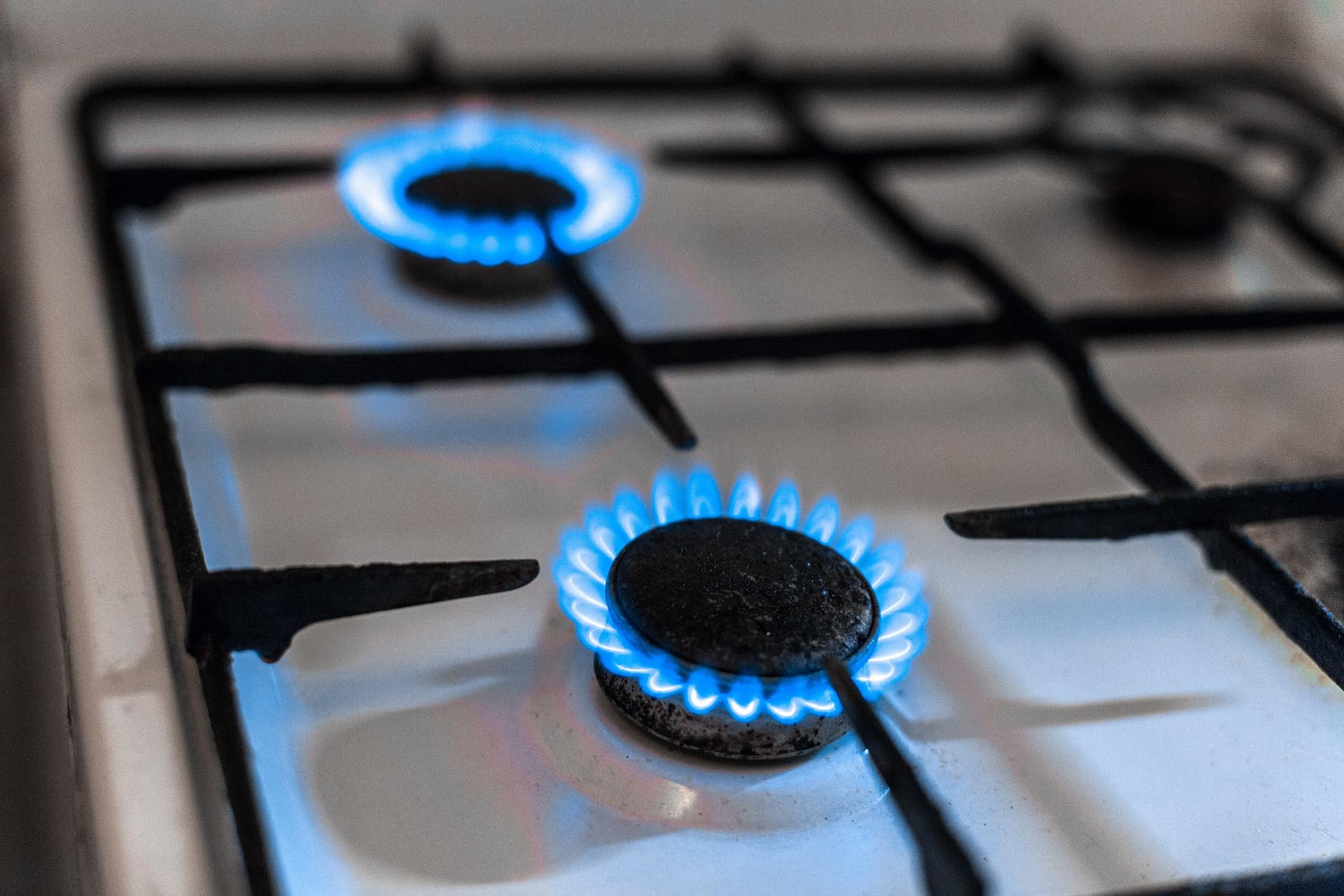 Estufa a gas con llama azul siendo revisada