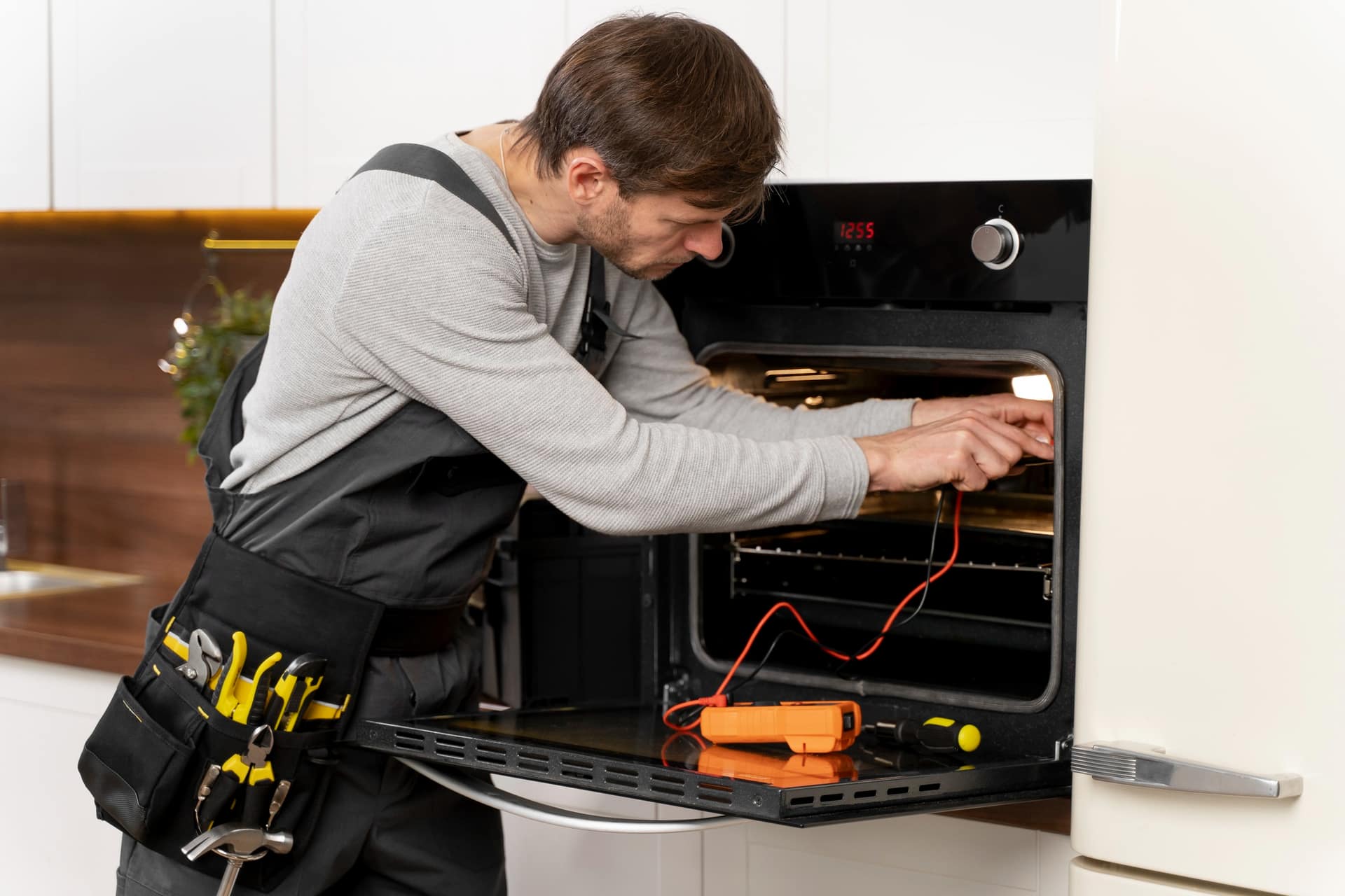 Técnico reparando horno empotrado