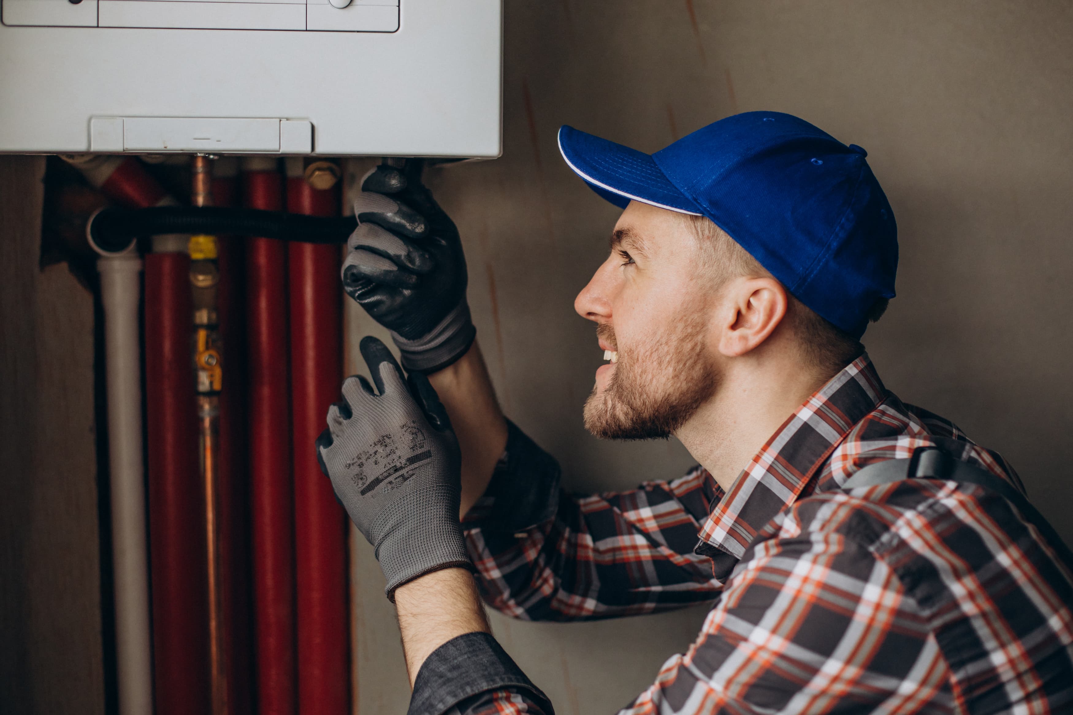 Técnico de Vega Reparaciones ajustando un calentador a gas